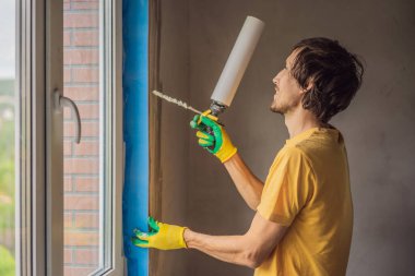 İnşaatçı veya tamirci pencerelerin onarımı veya kurulumu ile meşguldür