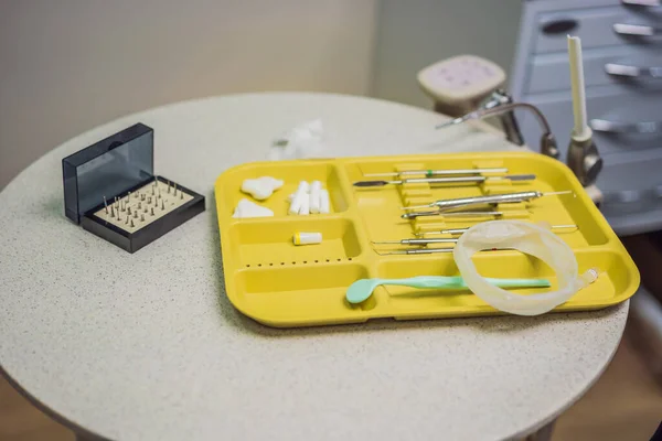 Оборудование и стоматологические инструменты в кабинете стоматолога. Инструменты крупный план. Стоматология — стоковое фото