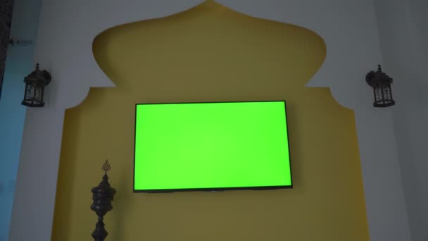 Parede com TV e tela verde no estilo do Oriente Médio e Norte da África. Taça Árabe no Qatar — Vídeo de Stock