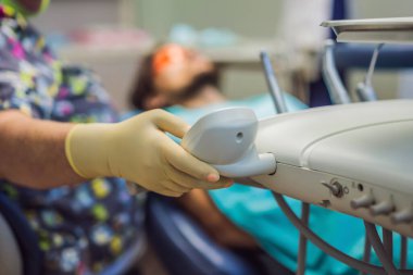 Diş hekimlerine muayene olan bir adam. Diş hekimliğinde diş tedavisi. Dişçide randevum var. Yaşam tarzı, gerçek hayat.