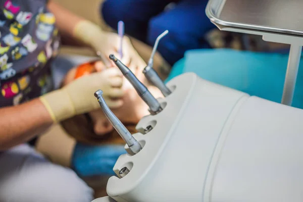 Женщине проверяют зубы у дантиста. Лечение зубов в стоматологии. Запись к дантисту. стиль жизни, реальная жизнь — стоковое фото