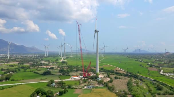 Hava görüntüsü. Bir sürü rüzgar santrali olan büyük yeşil bir dosya. Bir elektrik santrali yapım aşamasında. Yeşil enerjiye yatırım. Yeşil elektrik kavramı — Stok video
