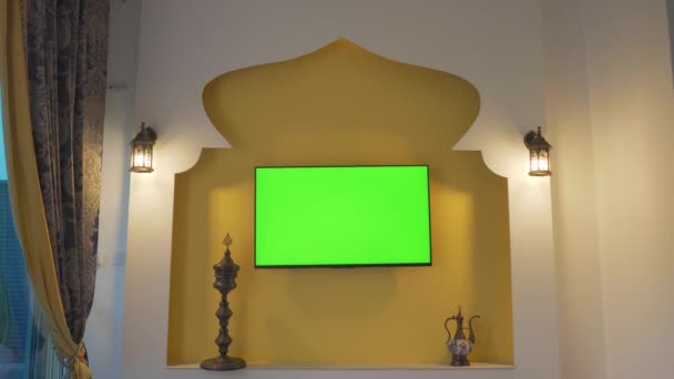 Zeď s televizí a zelenou obrazovkou ve stylu Blízkého východu a severní Afriky. Ruční střela. Arabský pohár v Kataru — Stock video