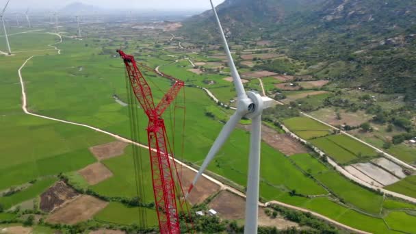 Hava görüntüsü. Bir sürü rüzgar santrali olan büyük yeşil bir dosya. Bir elektrik santrali yapım aşamasında. Yeşil enerjiye yatırım. Yeşil elektrik kavramı — Stok video