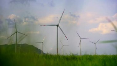 El kamerasıyla. Bir sürü rüzgar santrali olan büyük yeşil bir dosya. Yeşil enerjiye yatırım. Yeşil elektrik kavramı