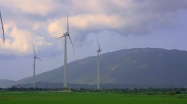 El kamerasıyla. Bir sürü rüzgar santrali olan büyük yeşil bir dosya. Yeşil enerjiye yatırım. Yeşil elektrik kavramı
