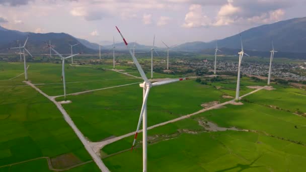 Letecký záběr. Velká zelená se spoustou větrných elektráren. Investice do zelené energie. Koncept zelené elektřiny — Stock video