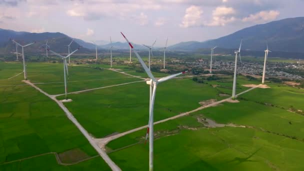 空中射撃だ。風力発電所がたくさんある大きな緑。グリーンエネルギーへの投資。グリーン電力の概念 — ストック動画