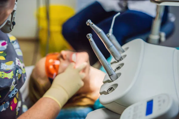Een vrouw die tanden laat onderzoeken bij tandartsen. Tandheelkundige behandeling in de tandheelkunde. Afspraak bij de tandarts. lifestyle, het echte leven — Stockfoto