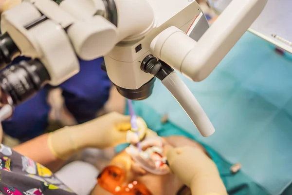 Лечение зубов с помощью микроскопа. Женщине проверяют зубы у дантиста. Запись к дантисту. стиль жизни, реальная жизнь — стоковое фото