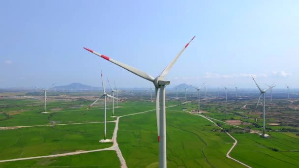 Un disparo aéreo. Un gran verde archivado con un montón de centrales eólicas. Inversiones en energía verde. Concepto de electricidad verde — Vídeos de Stock