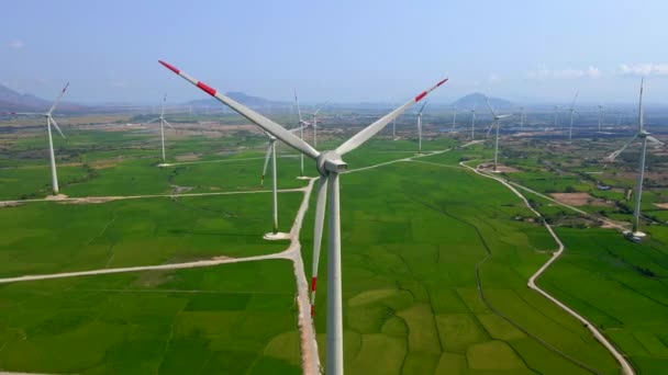 空中射撃だ。風力発電所がたくさんある大きな緑。グリーンエネルギーへの投資。グリーン電力の概念 — ストック動画