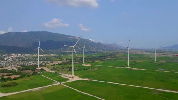 공중 폭격이야. 많은 풍력 발전소가 있는 녹색 대형 공장 이 있어. 녹색 에너지에 대한 투자. 녹색 전기 개념 — 비디오