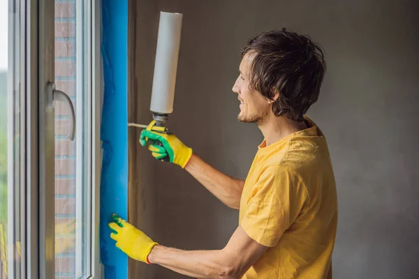 Construtor ou faz-tudo está envolvido na reparação ou instalação de janelas — Fotografia de Stock