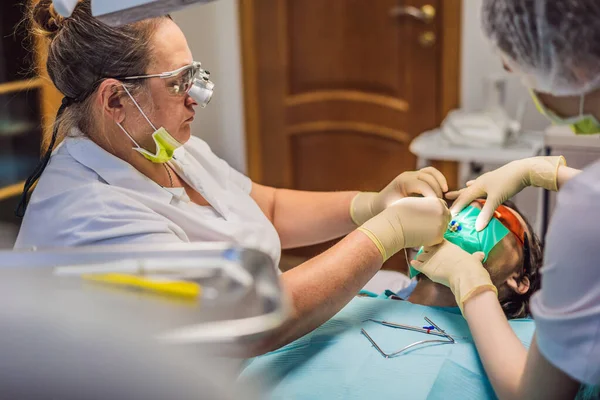 Мужчина с зубами осмотрен у дантиста. Лечение зубов в стоматологии. Запись к дантисту. стиль жизни, реальная жизнь — стоковое фото