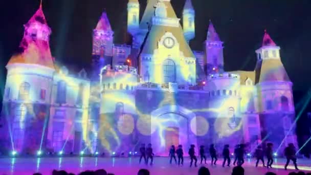 Nha Trang, Vietnam - 02.05.2021: de Tata show in het pretpark Vinwonders. Kleurrijk entertainment met lichte projecties — Stockvideo