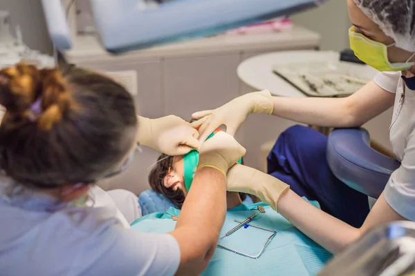 Мужчина с зубами осмотрен у дантиста. Лечение зубов в стоматологии. Запись к дантисту. стиль жизни, реальная жизнь — стоковое фото