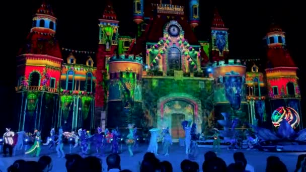 Nha Trang, Vietnam - 02.05.2021: Vinwonders eğlence parkındaki Tata gösterisi. Işık projeksiyonlu renkli eğlence — Stok video