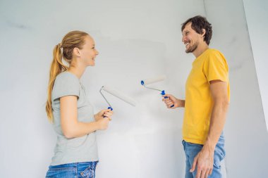 Yeni ev boyama duvarında tadilat yapan çift.