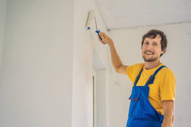 Profesyonel boyacı boyama ve boya silindiri ile duvar astar