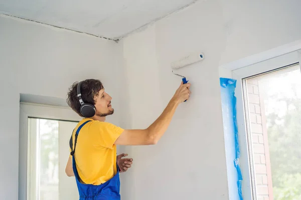 Professionelle Maler Arbeiter Malerei und Grundierung Wand mit Malerwalze — Stockfoto