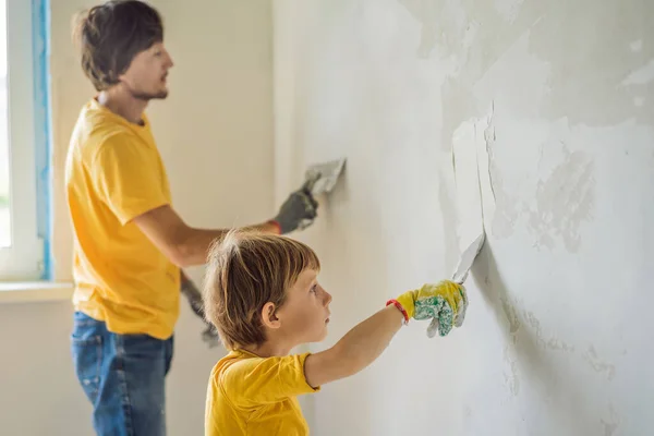 Uomo Con Suo Figlio Riparazioni Casa Insegna Bambini Intonacare Pareti — Foto Stock