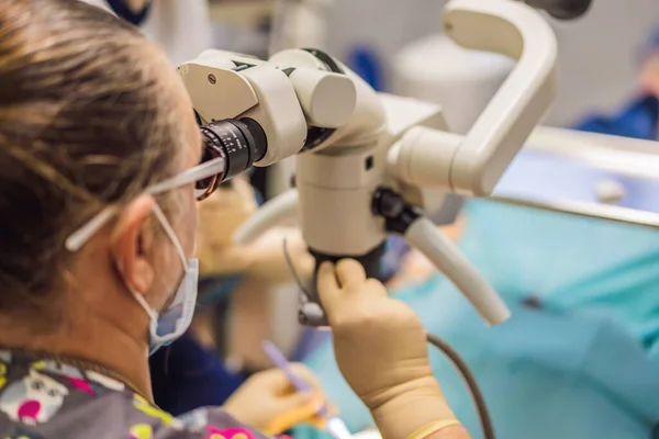 Лечение Зубов Помощью Микроскопа Женщине Проверяют Зубы Дантиста Запись Дантисту — стоковое фото