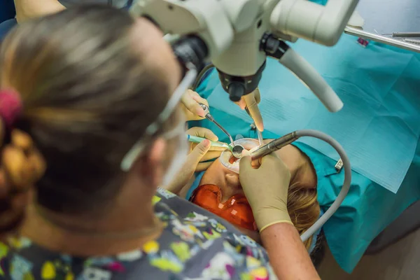 Tandheelkundige Behandeling Met Een Microscoop Een Vrouw Die Tanden Laat — Stockfoto