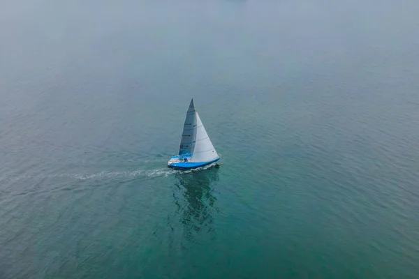 Luchtvogels oog uitzicht foto genomen door drone van zeilboot in turquoise zeewater — Stockfoto