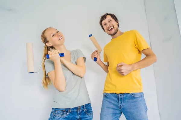 Ristrutturazione fai da te vernice coppia nella nuova parete di pittura per la casa — Foto Stock