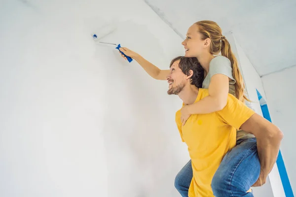 Renovation diy paint couple in new home painting wall — Stock Photo, Image