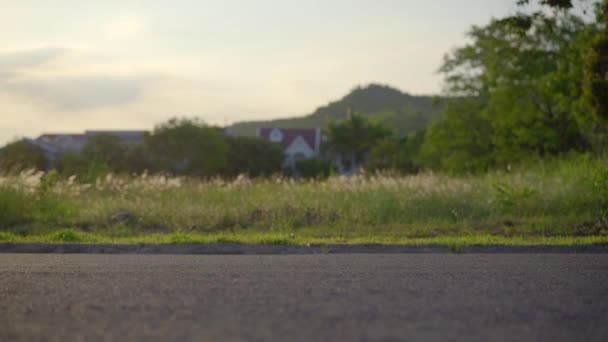 Lassú mozgású felvétel egy mezítláb futó fiatalemberről. Mezítlábas futás — Stock videók