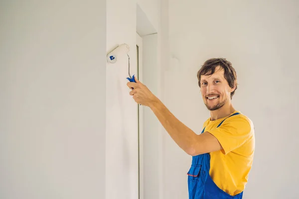 Professional painter worker painting and priming wall with painting roller — Stock Photo, Image