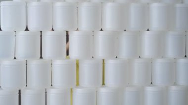 Elinde harf durağı olan bir çocuk plastik kutulardan yapılmış bir duvarı yıkıyor. Plastik kirliliğini durdurun. Tek kullanımlık plastikleri azalt