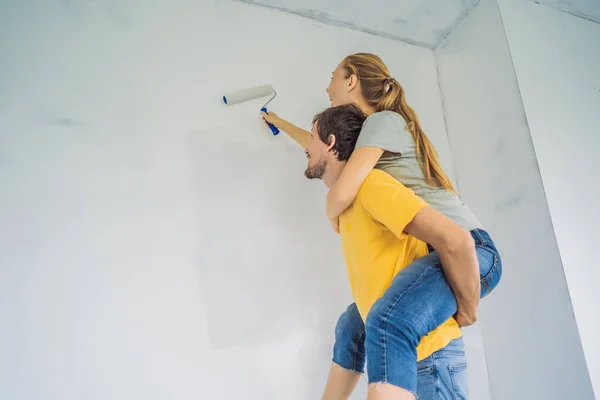 Remonty diy pary farb w nowym domu malowanie ściany — Zdjęcie stockowe