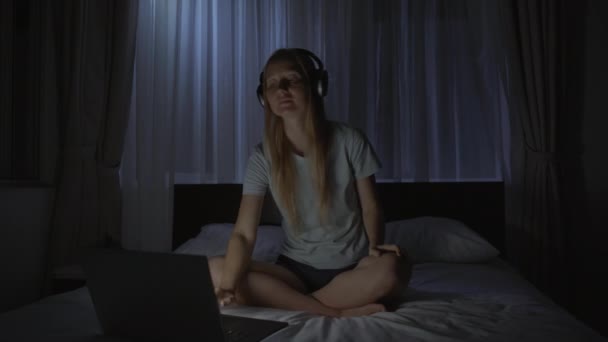 En kvinna på natten slår på en meditation, avkoppling ansökan på sin dator för att koppla av innan du går till sängs. Antistressappar. En hälsosam livsstil. Nytt normalt — Stockvideo