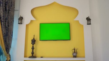 Ortadoğu ve Kuzey Afrika tarzında televizyon ve yeşil ekranlı bir duvar. Katar 'da Arap Kupası