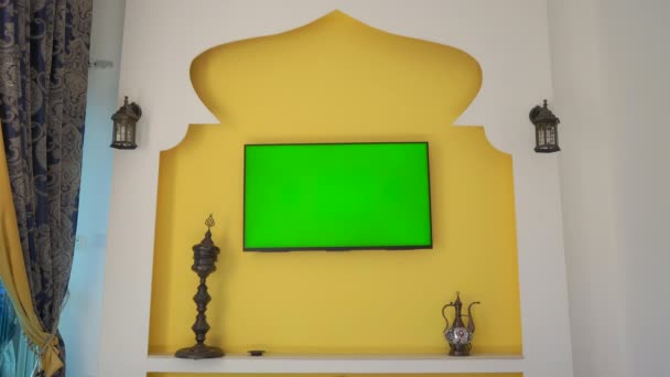 Vägg med TV och grön skärm i stil med Mellanöstern och Nordafrika. Arabcupen i Qatar — Stockvideo