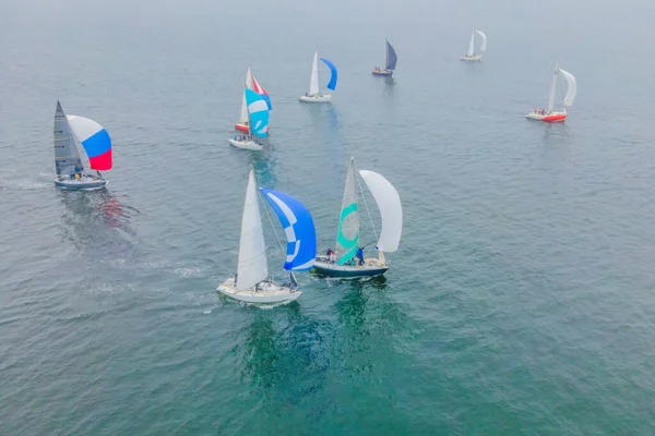 Aereo uccelli vista vista foto scattata da drone di barca a vela in acqua di mare turchese — Foto Stock