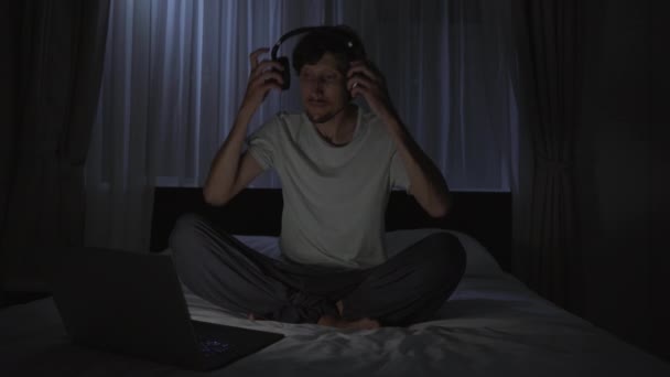 Un homme la nuit allume une méditation, application de relaxation sur son ordinateur pour se détendre avant d'aller au lit. Applications anti-stress. Mode de vie sain. Nouvelle normalité — Video