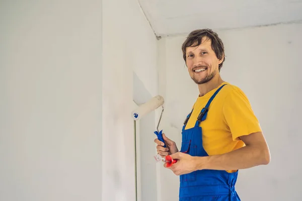 Professional painter worker painting and priming wall with painting roller — Stock Photo, Image