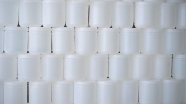 Elinde harf durağı olan bir çocuk plastik kutulardan yapılmış bir duvarı yıkıyor. Plastik kirliliğini durdurun. Tek kullanımlık plastikleri azaltın. Yavaş çekim videosu