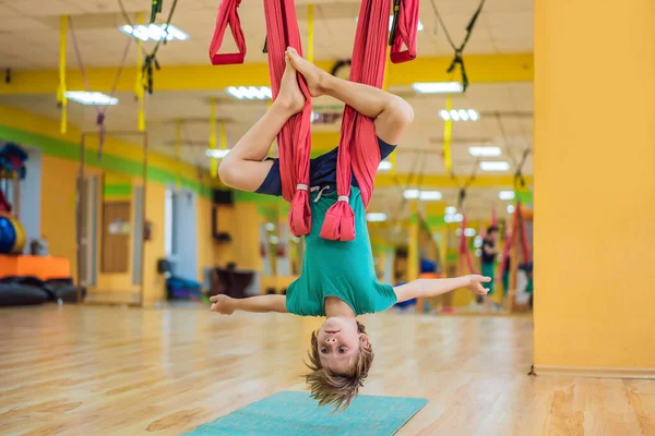 Jonge jongen die luchtyoga beoefent in de sportschool. Lifestyle. Yoga concept voor kinderen — Stockfoto