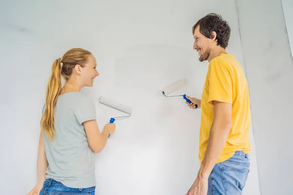 Ristrutturazione fai da te vernice coppia nella nuova parete di pittura per la casa — Foto Stock