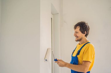 Profesyonel boyacı boyama ve boya silindiri ile duvar astar