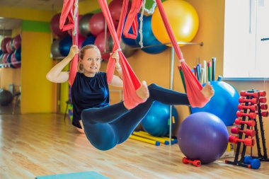 Mizah. Spor salonunda hava yogası yapan bir kadın. Yaşam biçimi