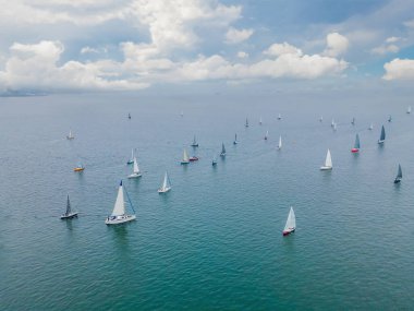 Uçan kuşlar, turkuaz deniz suyunda yelkenlinin drone 'u tarafından çekilmiş bir fotoğrafı.