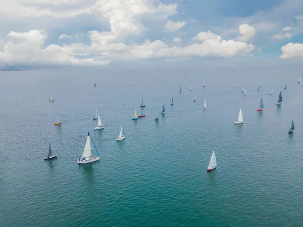 Luchtvogels oog uitzicht foto genomen door drone van zeilboot in turquoise zeewater — Stockfoto