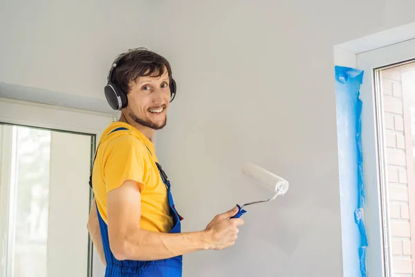 Professional painter worker painting and priming wall with painting roller — Stock Photo, Image