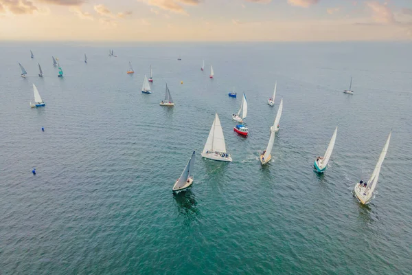 Luchtvogels oog uitzicht foto genomen door drone van zeilboot in turquoise zeewater — Stockfoto